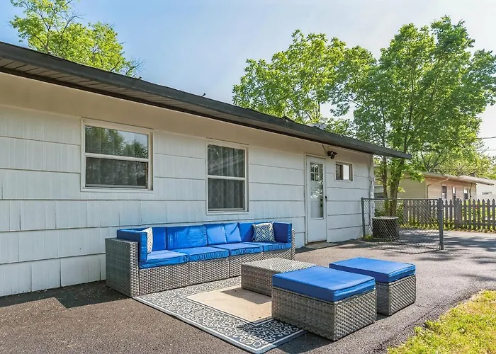 Charming Contemporary Family * Glenview