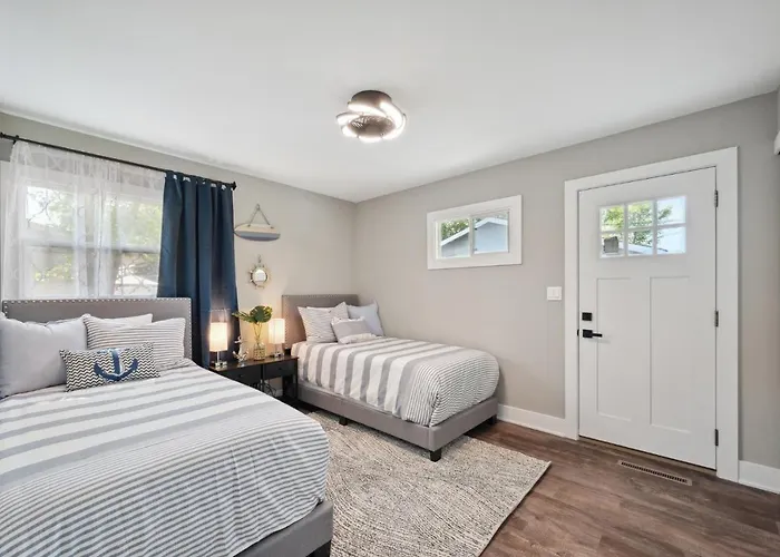 Charming Contemporary Family * Glenview