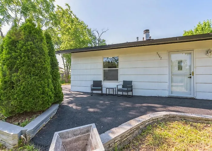 Charming Contemporary Family * Glenview